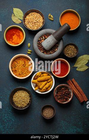 Varie spezie ed erbe in ciotole Foto Stock