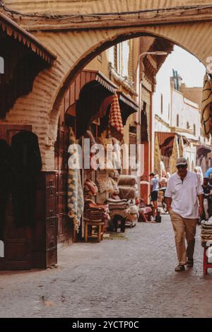 Scopri i colori, le texture e i paesaggi di Marrakech, dai vivaci mercati alle tranquille montagne dell'Atlante e al vasto deserto di Agafay Foto Stock