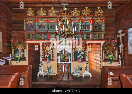 Iconostasi nella chiesa di Santa Paraskeva, greco-cattolica, 1766 anni, trasferita dal villaggio di Nova Polianka al Museo culturale ucraino, regione di Prešov, Slovacchia Foto Stock