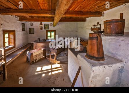 All'interno della casa contadina di Lemkos (Boykos), all'inizio del XX secolo, si trasferì dal villaggio di Tarezza al Museo culturale ucraino di Svidnik, regione di Prešov, Slovacchia Foto Stock