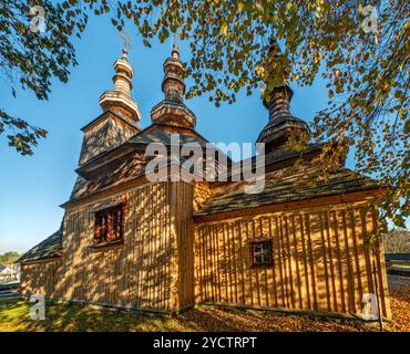 Chiesa di San Michele Arcangelo, greco-cattolico, 1742, patrimonio dell'umanità dell'UNESCO, nel villaggio di Ladomirova, vicino a Svidnik, regione di Prešov, Slovacchia Foto Stock