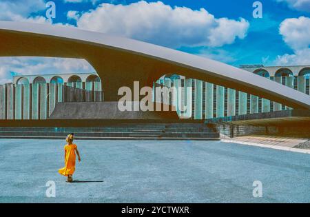 Brasilia, Brasile - 23 marzo 1980: Veduta dell'ingresso del Ministero della difesa con una bambina in primo piano Foto Stock