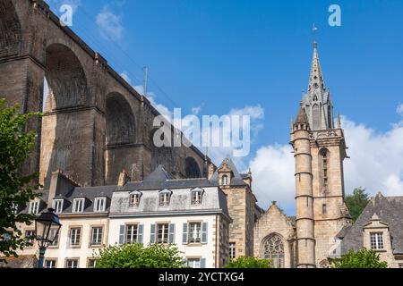 La torre dell'Église Saint-Mélaine de Morlaix Hard del famoso Viaduc de Morlaix, da Place des Otages, Morlaix, Finistere, Bretagna, Francia Foto Stock