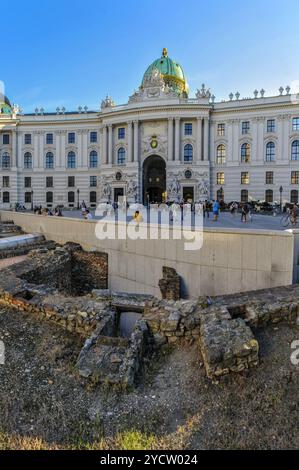 Rovine archeologiche dell'antico campo militare romano nell'insediamento celtico di Vindobona su Michaelerplatz con il Palazzo Hofburg. Vienna Foto Stock