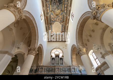 Innenraum der Kirche Chiesa di San Domenico a Monopoli, Puglia, Italien, Europa | Chiesa di San Domenico Church Interior, Monopoli, Puglia, Italia, Foto Stock