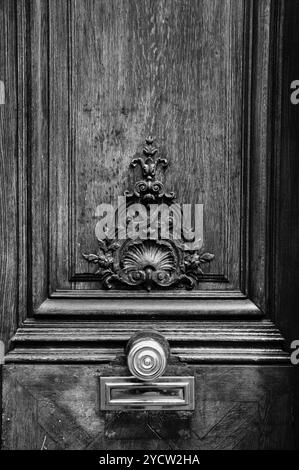 Vecchia porta in legno con intagli floreali. Parigi, Francia. Foto storica in bianco e nero. Foto Stock