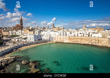 Luftbild Monopoli Altstadt Monopoli mit der Kathedrale, Stadtmauer und dem Strand Cala porta Vecchia von oben gesehen, Puglia, Italien, Europa Old To Foto Stock