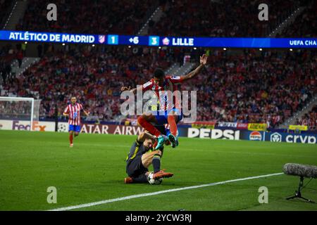 Madrid, Spagna. 23 ottobre 2024. Reinildo Mandava, calciatore mozambicano dell'Atletico de Madrid salta su un difensore in una sfida durante il terzo turno di UEFA Champions League 2024/25 tra l'Atletico Madrid e il LOSC Lille allo stadio Riyadh Air Metropolitano l'Atletico Madrid ha perso 1-3 contro il Lille nella UEFA Champions League stasera all'Estadio Metropolitano di Madrid. Credito: SOPA Images Limited/Alamy Live News Foto Stock