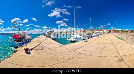 Turanj paese porto e vista sul lungomare, Dalmazia, Croazia Foto Stock