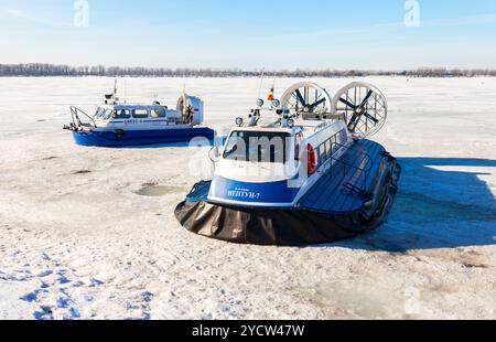 Hovercraft passeggeri sul ghiaccio del fiume Volga ghiacciato a Samara, Russia Foto Stock