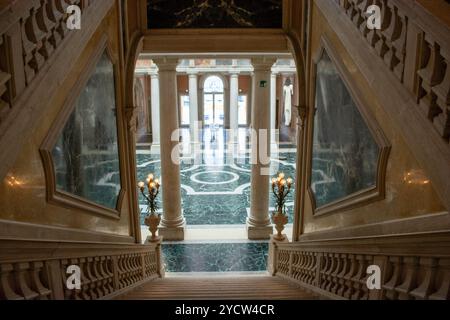 VENEZIA, ITALIA - 18 MARZO 2023: Palazzo grassi o Palazzo grassi-Stucky, uno spazio espositivo per l'arte contemporanea. Architettura classica veneziana Foto Stock