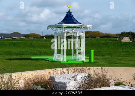 Band stand sul lungomare di Portsmouth di fronte al museo della storia del D-Day. Ottobre 2024. Foto Stock