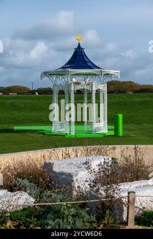 Band stand sul lungomare di Portsmouth di fronte al museo della storia del D-Day. Ottobre 2024. Foto Stock