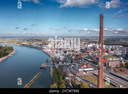 Leverkusen, Renania settentrionale-Vestfalia, Germania: Skyline vista aerea autunnale dello stabilimento di Chempark (Bayerwerk), parco industriale dell'industria chimica della Bayer AG Foto Stock