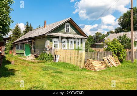 Vecchia casa rurale in legno nel villaggio russo in estate soleggiata giorno Foto Stock