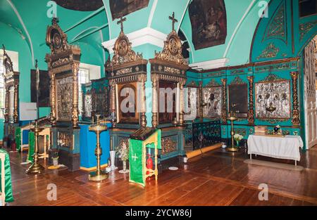 Interno della Chiesa del Santo volto nel villaggio di Mlevo. Antiche icone ortodosse nella chiesa Foto Stock