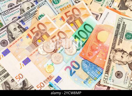 Il russo rubli monete su differenti banconote in valuta euro e dollari close up Foto Stock