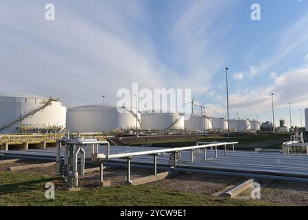 Oleodotti e gli edifici di una raffineria - impianto industriale per la produzione di carburante Foto Stock