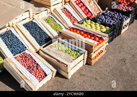 Organico fresco frutta e verdura in vendita presso il mercato degli agricoltori Foto Stock