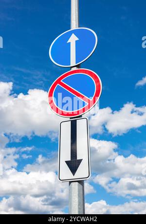 Diversi cartelli stradali contro il cielo blu Foto Stock