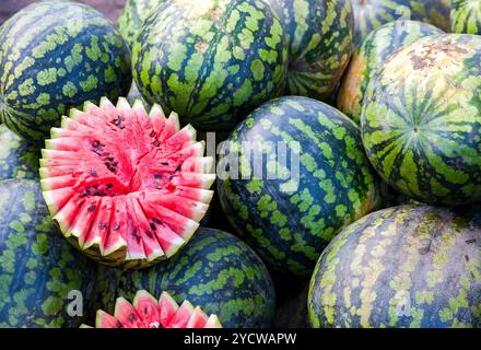 Freschi dolci grandi angurie in vendita presso il locale mercato degli agricoltori Foto Stock