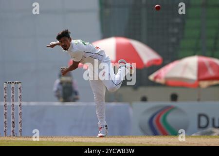 Taijul Islam Bowl durante il primo giorno di test in Bangladesh e Sud Africa al Sher-e-Bangla National Cricket Stadium di Mirpur, Dacca, Bangladesh, Octo Foto Stock