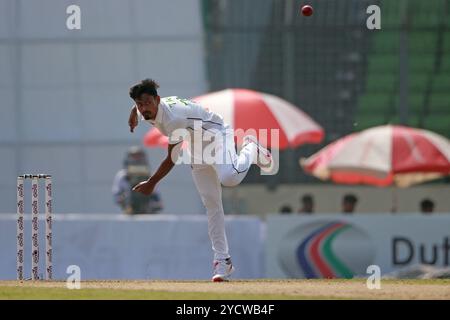 Taijul Islam Bowl durante il primo giorno di test in Bangladesh e Sud Africa al Sher-e-Bangla National Cricket Stadium di Mirpur, Dacca, Bangladesh, Octo Foto Stock