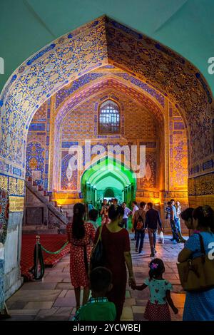 Interno della Madrasa Tilya Kori, Registan, Samarcanda Foto Stock