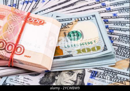 Piegato cinque millesimi banconote di rubli russi in dollari americani Foto Stock