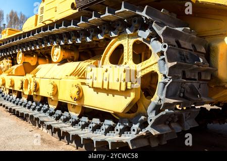 Costruzione pesante bulldozer. Primo piano il vecchio trattore caterpillar Foto Stock