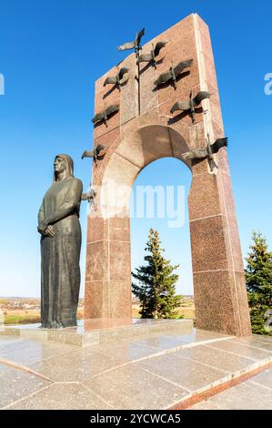 Samara, Russia - 30 Aprile 2017: Monumento alla famiglia di Volodichkiny al complesso memoriale in Alekseevka. Il monumento è stato inaugurato nel maggio 1995, heig Foto Stock