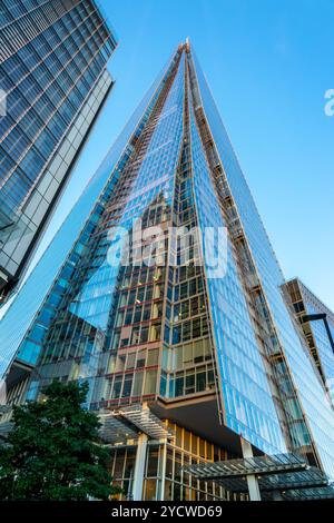 Vista dell'edificio Shard dal basso, a Londra Regno Unito Foto Stock