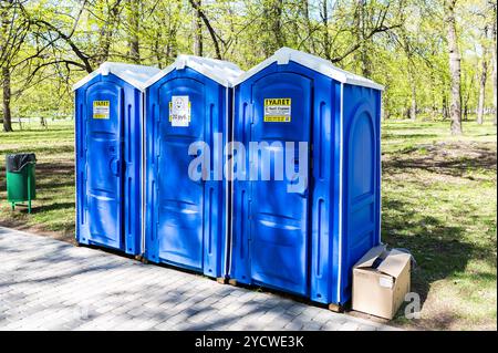 Bagni pubblici mobili nel parco cittadino nelle giornate estive di sole Foto Stock