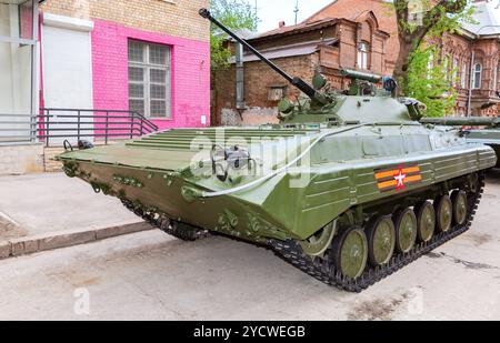 Veicolo da combattimento della fanteria russa BMP-2 durante la parata militare nella strada della città di Samara, in Russia Foto Stock