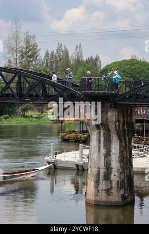 Kanchanaburi, Thailandia - 7 aprile 2011: Ponte sul fiume Kwai, Thailandia; questo ponte, numero 277, è stato costruito dai prigionieri di guerra e dai lavori forzati Foto Stock