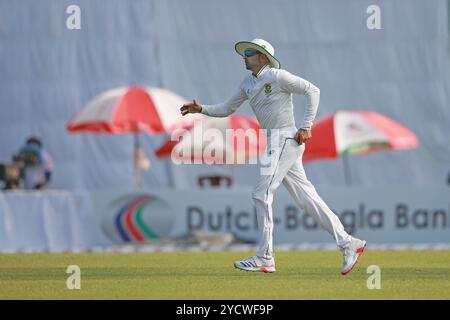 Keshav Maharaj durante il primo giorno di test del Bangladesh e del Sudafrica al Sher-e-Bangla National Cricket Stadium di Mirpur, Dacca, Bangladesh, ottobre Foto Stock