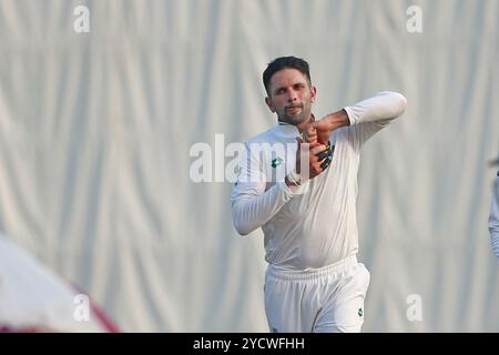 Keshav Maharaj Bowl durante il primo giorno di test in Bangladesh e Sud Africa al Sher-e-Bangla National Cricket Stadium di Mirpur, Dacca, Bangladesh, oC Foto Stock