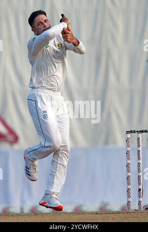 Keshav Maharaj Bowl durante il primo giorno di test in Bangladesh e Sud Africa al Sher-e-Bangla National Cricket Stadium di Mirpur, Dacca, Bangladesh, oC Foto Stock