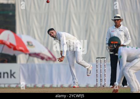 Keshav Maharaj Bowl durante il primo giorno di test in Bangladesh e Sud Africa al Sher-e-Bangla National Cricket Stadium di Mirpur, Dacca, Bangladesh, oC Foto Stock