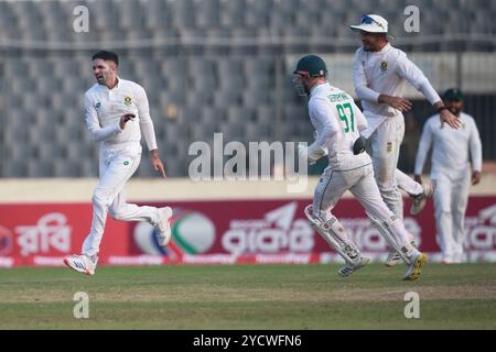 Keshav Maharaj celebra durante il primo giorno di test in Bangladesh e Sudafrica allo Sher-e-Bangla National Cricket Stadium di Mirpur, Dhaka, Banglade Foto Stock