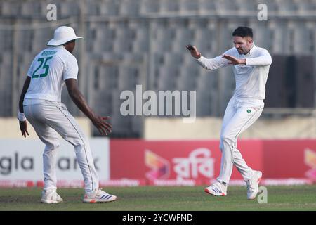 Keshav Maharaj celebra durante il primo giorno di test in Bangladesh e Sudafrica allo Sher-e-Bangla National Cricket Stadium di Mirpur, Dhaka, Banglade Foto Stock