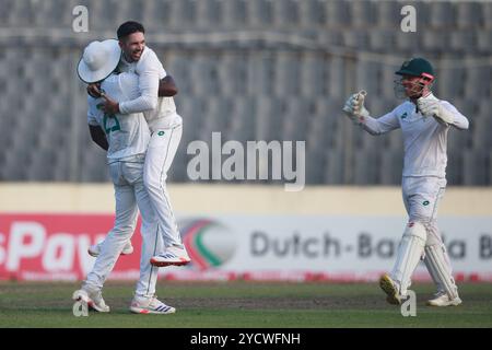 Keshav Maharaj celebra durante il primo giorno di test in Bangladesh e Sudafrica allo Sher-e-Bangla National Cricket Stadium di Mirpur, Dhaka, Banglade Foto Stock