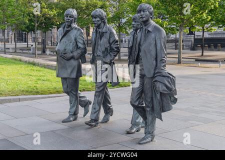 Inghilterra, Lancashire, Liverpool, Pier Head, Statua dei Beatles di Andrew Edwards creata nel 2015. Foto Stock