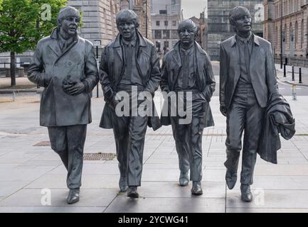 Inghilterra, Lancashire, Liverpool, Pier Head, Statua dei Beatles di Andrew Edwards creata nel 2015. Foto Stock