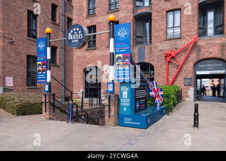 Inghilterra, Lancashire, Liverpool, Royal Albert Dock, ingresso al Beatles Story Museum. Foto Stock