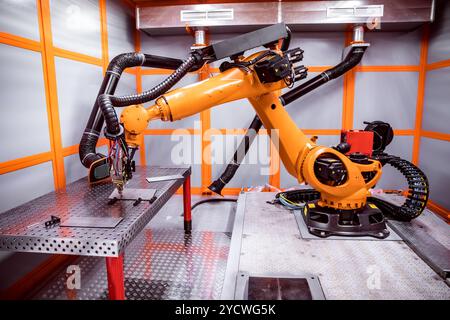 Sistema di taglio robotizzato laser a fibre ottiche Foto Stock