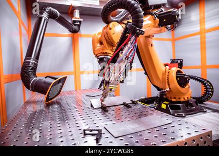 Sistema di taglio robotizzato laser a fibre ottiche Foto Stock