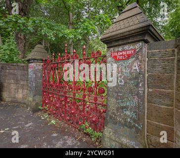 Inghilterra, Lancashire, Liverpool, Magical Mystery bus tour, Strawberry Field gate appartenente a un'ex casa per bambini che ha guadagnato fama dal singolo dei Beatles Strawberry Fields Forever del 1967 scritto da John Lennon che suonava nei giardini della casa da bambino. Foto Stock