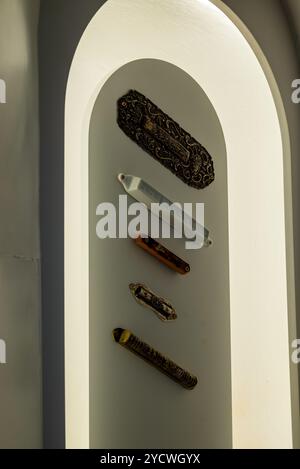 Wlodawa, Polonia, 21 settembre 2024 la collezione di mezuzah, attributi ebraici tradizionali, è appesa all'ingresso della casa, in un museo della sinagoga Foto Stock