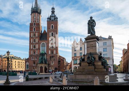 Cracovia, Polonia, ottobre 29 2023 la famosa basilica gotica di Santa Maria nella Piazza del mercato principale nella città vecchia Foto Stock